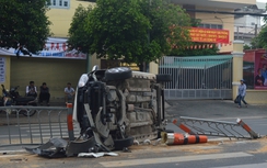 Ô tô mất lái lật ngang, người dân đập kính giải cứu tài xế