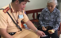 CSGT Hà Nội giúp đỡ cụ bà bị kẻ gian rạch túi trộm tiền