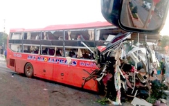 Nóng: Đi ngược chiều, xe tải đâm xe khách, 12 người chết