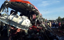 Video:Xe tải điên cuồng tông gãy barie trạm thu phí trước TNGT kinh hoàng