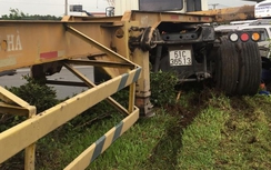 TP.HCM: Xe container leo dải phân cách, đấu đầu ô tô 7 chỗ