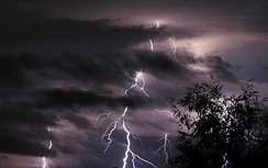 3 người bị sét đánh chết khi đang đào huyệt hộ