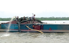 Hiểm họa khai thác cát gây sạt lở bờ sông