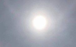 Video: Cận cảnh quầng sáng lạ trên bầu trời miền Trung