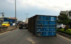 Container rơi xuống đường, 6 người thoát nạn trong gang tấc