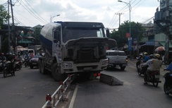 Cụ bà bò ra từ gầm xe sau khi va chạm với xe bồn