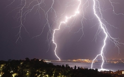 Vụ 3 người bị sét đánh chết: Có liên quan đến chiếc điện thoại?