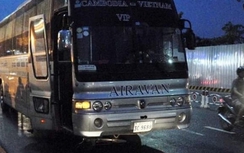 Ôtô biển nước ngoài cuốn xe đạp vào gầm, người phụ nữ tử vong