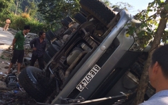 Xe lật trên đèo Lò Xo: 3 người bị thương