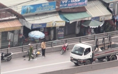 Người đàn ông nguy kịch sau khi rơi từ ngã tư cầu vượt