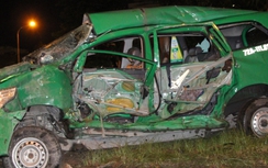 Tài xế taxi nguy kịch sau cú tông cực mạnh của xe đầu kéo