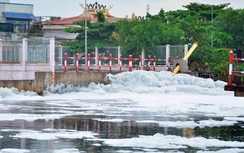 Ngỡ ngàng "tuyết" phủ trắng xóa kênh Tàu Hủ sau cơn mưa