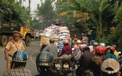 Xe máy cày lật, đè chết 2 mẹ con ở Đồng Nai