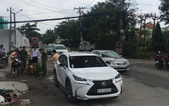 Hàng chục người nâng ôtô giải cứu phụ nữ mắc kẹt dưới gầm