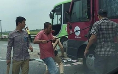 TNGT trên cao tốc Pháp Vân-Cầu Giẽ, tài xế xe khách kẹt trong cabin