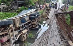 Xe tải 25 tấn làm sập cầu ở Long An