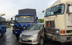 Ô tô bẹp dúm kẹp giữa hai xe, 2 người bò ra cầu cứu