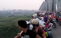 Giận con, thuê xe ôm lên cầu Chương Dương tự vẫn