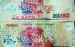 Đôi nam nữ mang bọc tiền giả thắng cược đi gửi ngân hàng