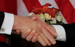 Tổng thống Pháp nói về cái bắt tay tím tái với ông Trump