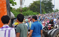 Xe đầu kéo gặp sự cố, hàng nghìn người đứng chôn chân trong mưa