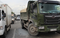 Hung thần xe ben húc đuôi ôtô, hành khách hoảng loạn kêu cứu