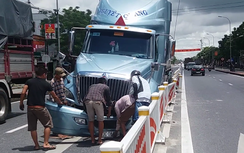 Tránh xe máy, xe đầu kéo “cày nát" 40m dải phân cách QL1