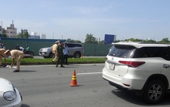 Tông vào dải phân cách, người phụ nữ bị xe tải cán tử vong