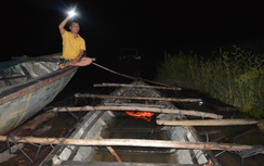 Ghe chở hàng chục phách gỗ lậu bị bắt trên sông Vu Gia