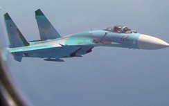 Su-27 của Nga áp sát máy bay Mỹ trên không với khoảng cách 1,5m