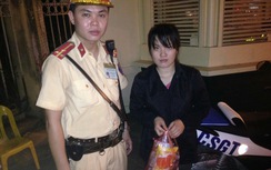 CSGT giúp cô gái bị lừa hết tiền, đi nhặt ve chai kiếm sống