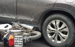 Xe máy kẹp giữa 2 xế hộp, 1 người nguy kịch
