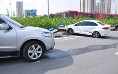 Ô tô mất lái lao thẳng bùng binh