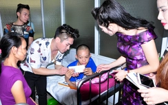 Ca sĩ Du Thiên giúp fan nhí bị TNGT