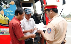 Ô tô 5 chỗ, chở 6 người bị CSGT xử phạt đúng hay sai?