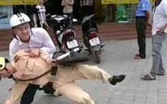 Khởi tố 2 đối tượng hành hung CSGT, quay clip