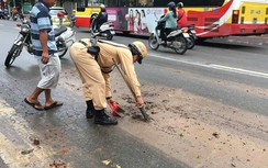 Hà Nội: CSGT dọn bùn đất đảm bảo ATGT trên đường Hai Bà Trưng