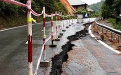 Đường bộ thiệt hại nặng nề sau bão số 2