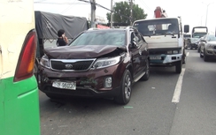 TP.HCM: Ô tô 7 chỗ bị kẹp dúm dó sau va chạm liên hoàn