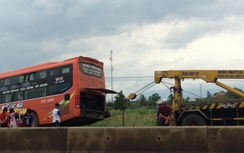 Xe khách giường nằm cắm đầu xuống ruộng, hàng chục hành khách bạt vía
