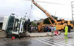 Quảng Bình: Xe tải lật chắn ngang đường, tắc quốc lộ 1A