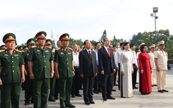 Lãnh đạo TP.HCM dâng hương tưởng niệm các anh hùng liệt sĩ