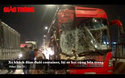 Xe khách đâm đuôi container, lái xe kẹt cứng bên trong