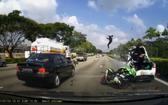 Phóng "bạt mạng", mô tô phân khối lớn gặp tai nạn kinh hoàng