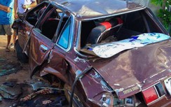 Ô tô nát bét, nhiều người nguy kịch sau cú húc vào nhà dân