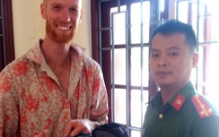 Du khách Úc nhận lại tài sản hơn trăm triệu đánh rơi trên đường