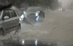 Hà Nội mưa dữ dội, ngập nhiều tuyến phố