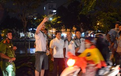 Ông Đoàn Ngọc Hải “hốt” xe biển đỏ trong đêm mưa