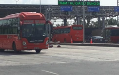 Kẹt xe 3km, trạm Cai Lậy dừng thu phí 30 phút