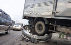 Xế hộp bẹp dí dưới bánh xe tải sau tai nạn liên hoàn